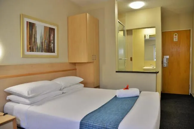 Roadlodge Cape Town International Airport -Booked Easy